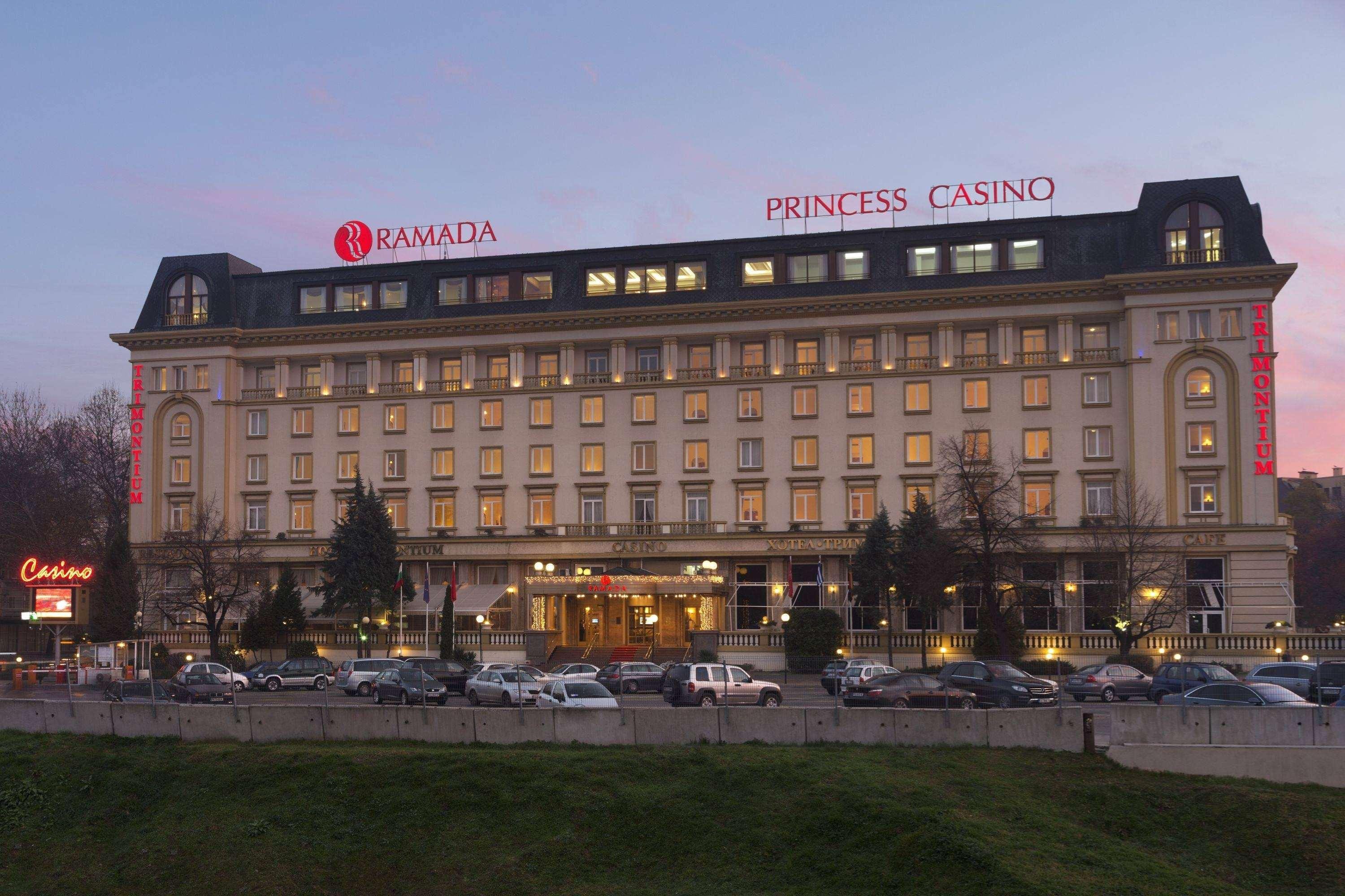 Hôtel Ramada By Wyndham Plovdiv Trimontium Extérieur photo